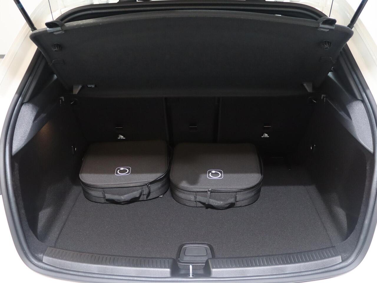 Mercedes-Benz A-KLASSE 180 Star Edition Luxury Line | Trekhaak | Dodehoekassistent | 18" lichtmetalen velgen