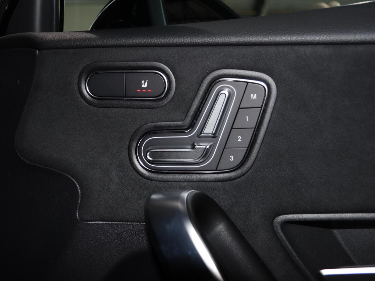 Mercedes-Benz A-KLASSE 180 Business Solution AMG | Panoramaschuifdak | Premium Plus | 19"AMG-velgen | Head-up display | Dodehoekassistent |