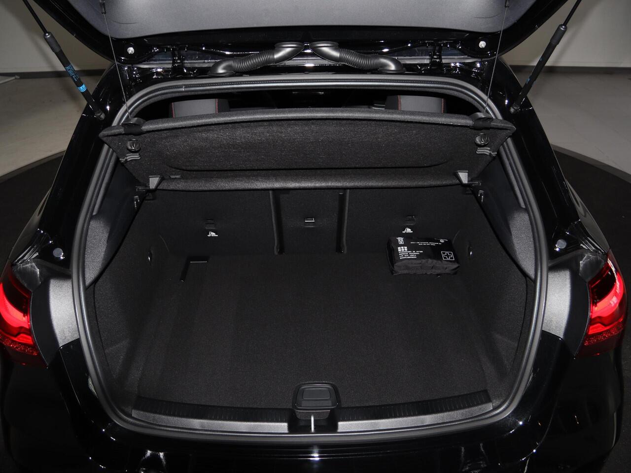 Mercedes-Benz A-KLASSE 180 Business Solution AMG | Panoramaschuifdak | Premium Plus | 19"AMG-velgen | Head-up display | Dodehoekassistent |