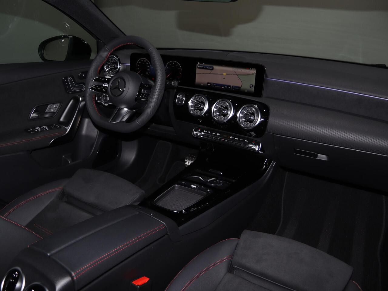 Mercedes-Benz A-KLASSE 180 Business Solution AMG | Panoramaschuifdak | Premium Plus | 19"AMG-velgen | Head-up display | Dodehoekassistent |