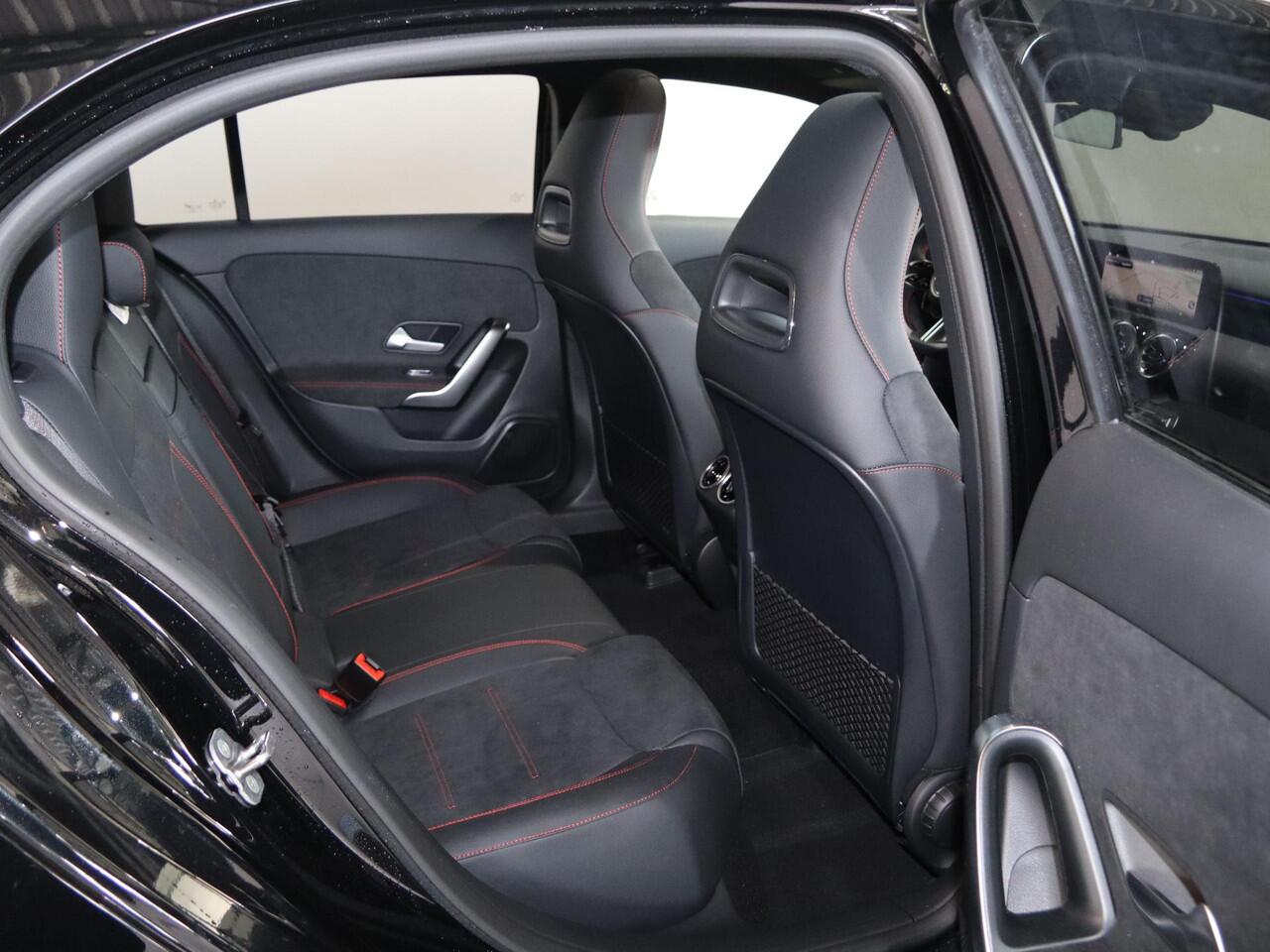 Mercedes-Benz A-KLASSE 250e Star Edition AMG Line | Panoramaschuifdak | Night | 19 inch AMG-velgen | Achteruitrijcamera