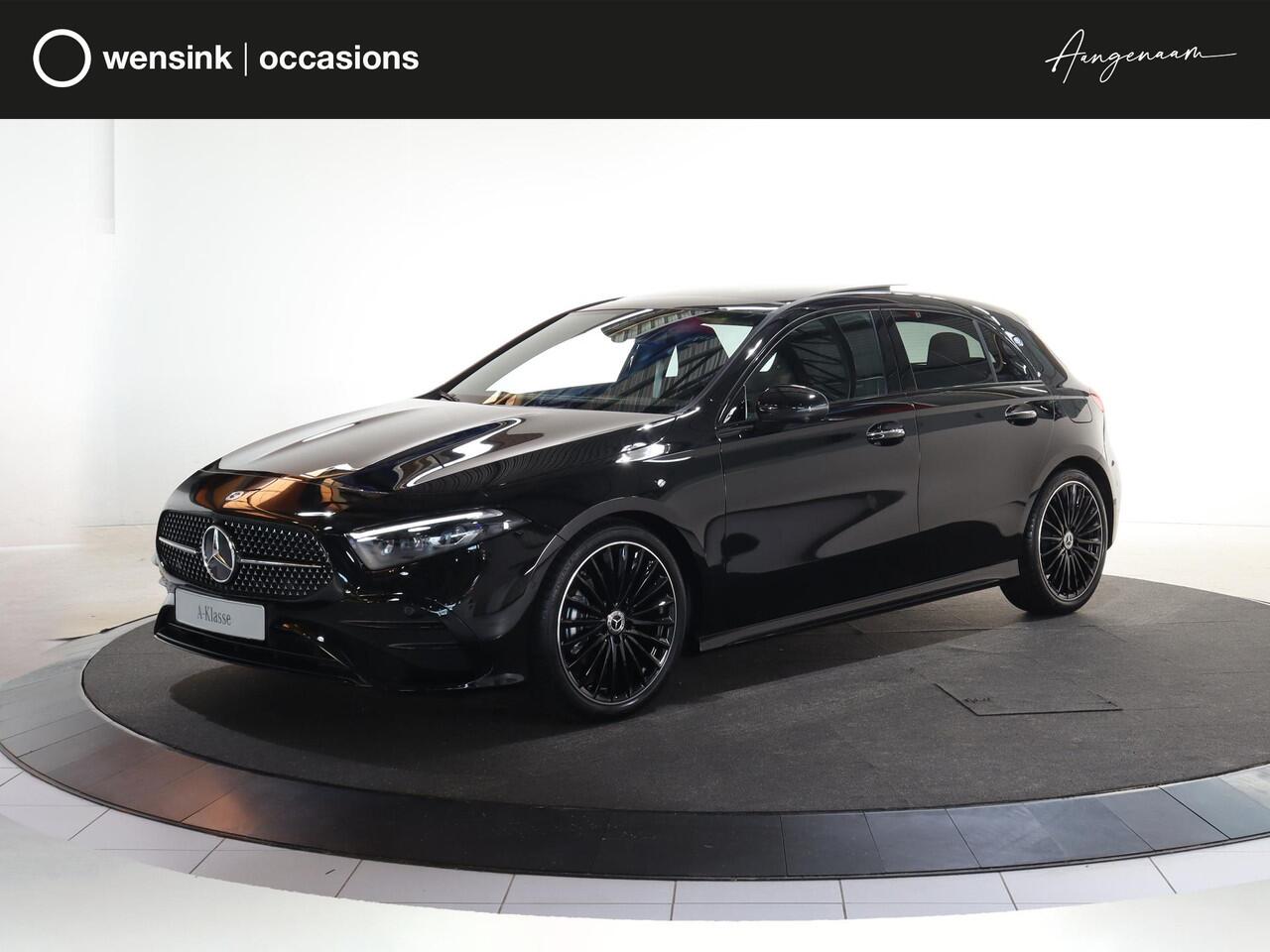 Mercedes-Benz A-KLASSE 180 Business Solution AMG | AMG Line Plus | Nightpakket | Panoramadak | HUD | Stoelverwarming | 360° Camera | Dodehoekassistent |