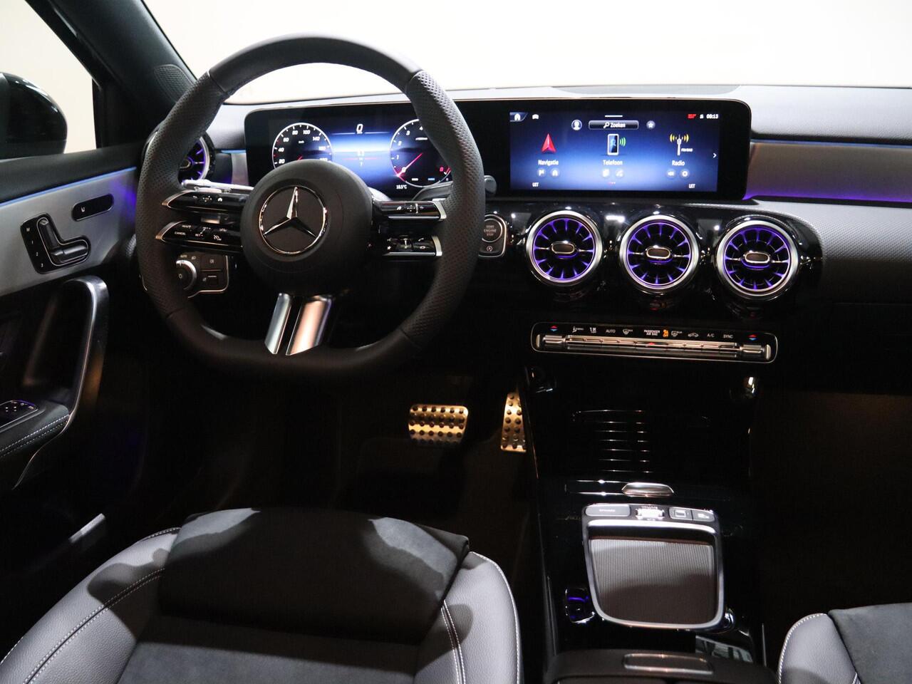 Mercedes-Benz A-KLASSE 180 Business Solution AMG | AMG Line Plus | Nightpakket | Panoramadak | HUD | Stoelverwarming | 360° Camera | Dodehoekassistent |