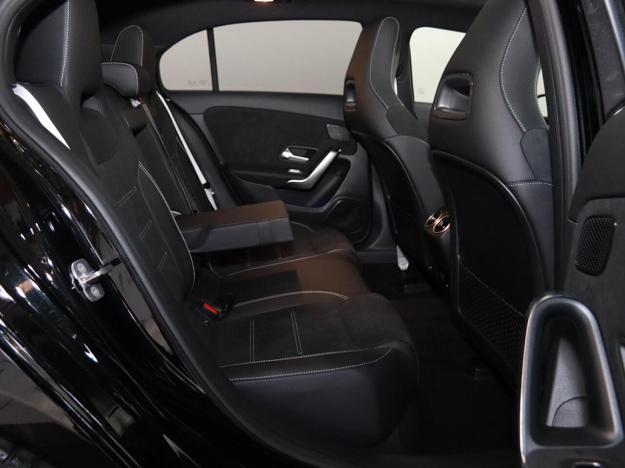 Mercedes-Benz A-KLASSE 180 Business Solution AMG | AMG Line Plus | Nightpakket | Panoramadak | HUD | Stoelverwarming | 360° Camera | Dodehoekassistent |