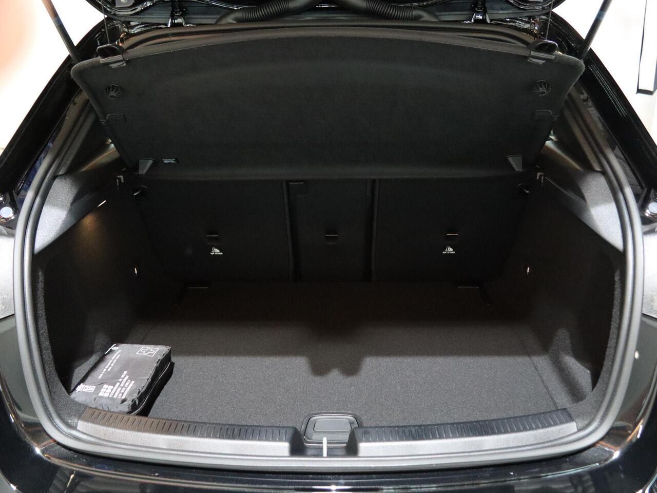 Mercedes-Benz A-KLASSE 180 Business Solution AMG | AMG Line Plus | Nightpakket | Panoramadak | HUD | Stoelverwarming | 360° Camera | Dodehoekassistent |