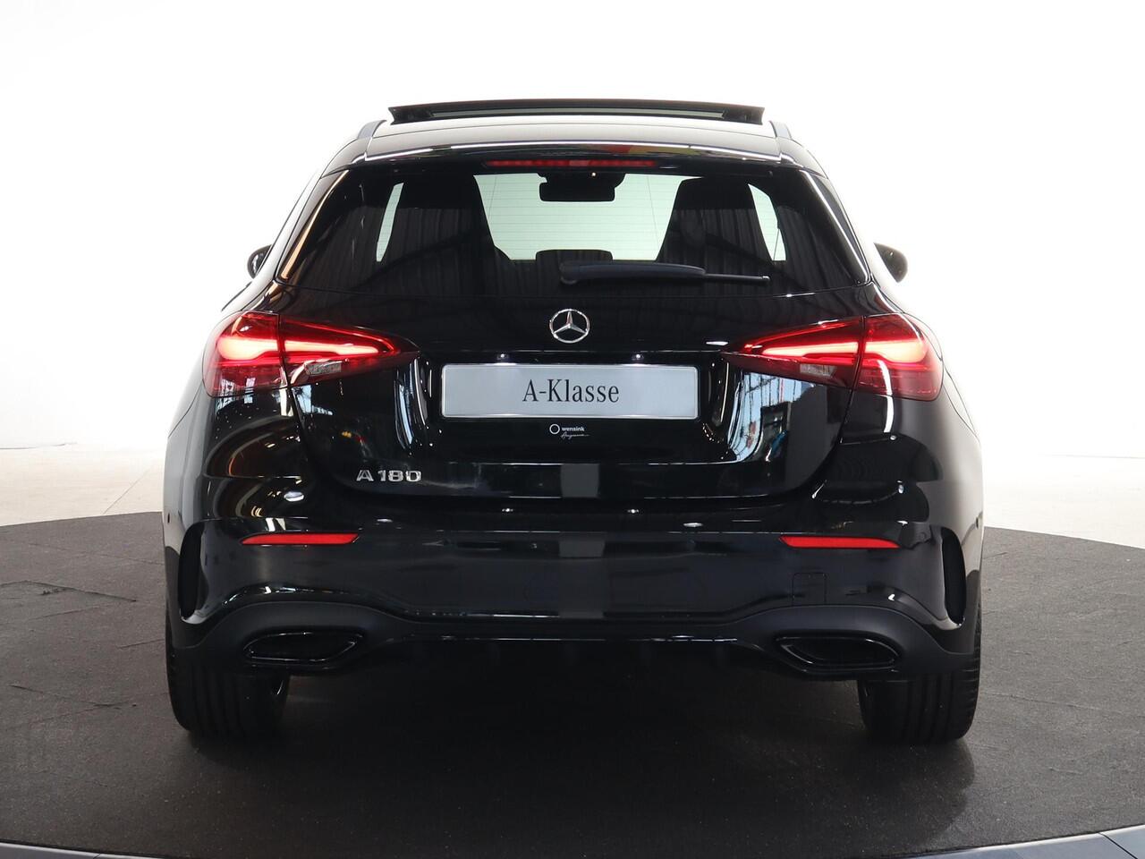 Mercedes-Benz A-KLASSE 180 Business Solution AMG | AMG Line Plus | Nightpakket | Panoramadak | HUD | Stoelverwarming | 360° Camera | Dodehoekassistent |