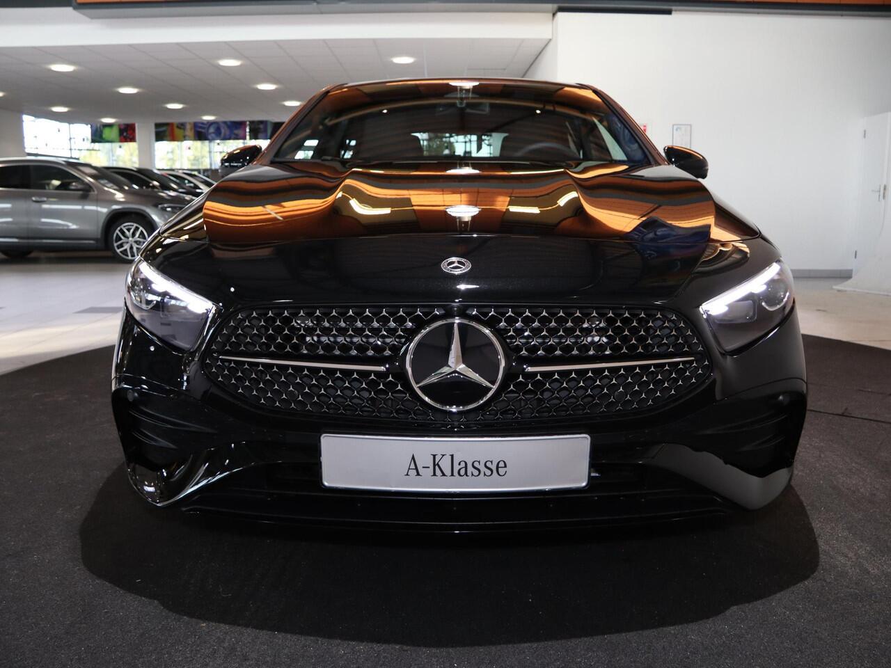 Mercedes-Benz A-KLASSE 180 Business Solution AMG | AMG Line Plus | Nightpakket | Panoramadak | HUD | Stoelverwarming | 360° Camera | Dodehoekassistent |