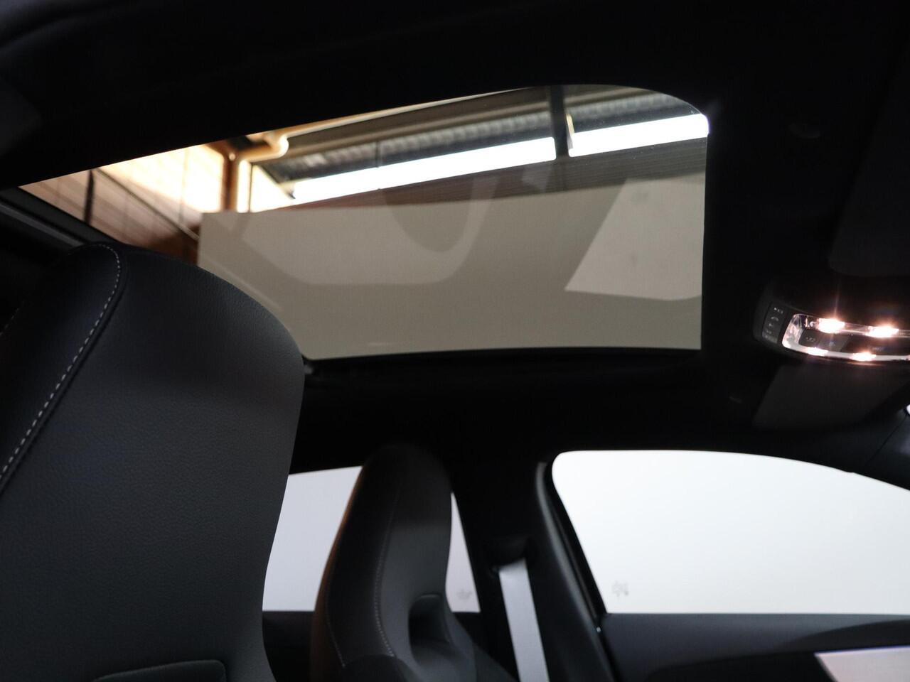 Mercedes-Benz A-KLASSE 180 Business Solution AMG | AMG Line Plus | Nightpakket | Panoramadak | HUD | Stoelverwarming | 360° Camera | Dodehoekassistent |