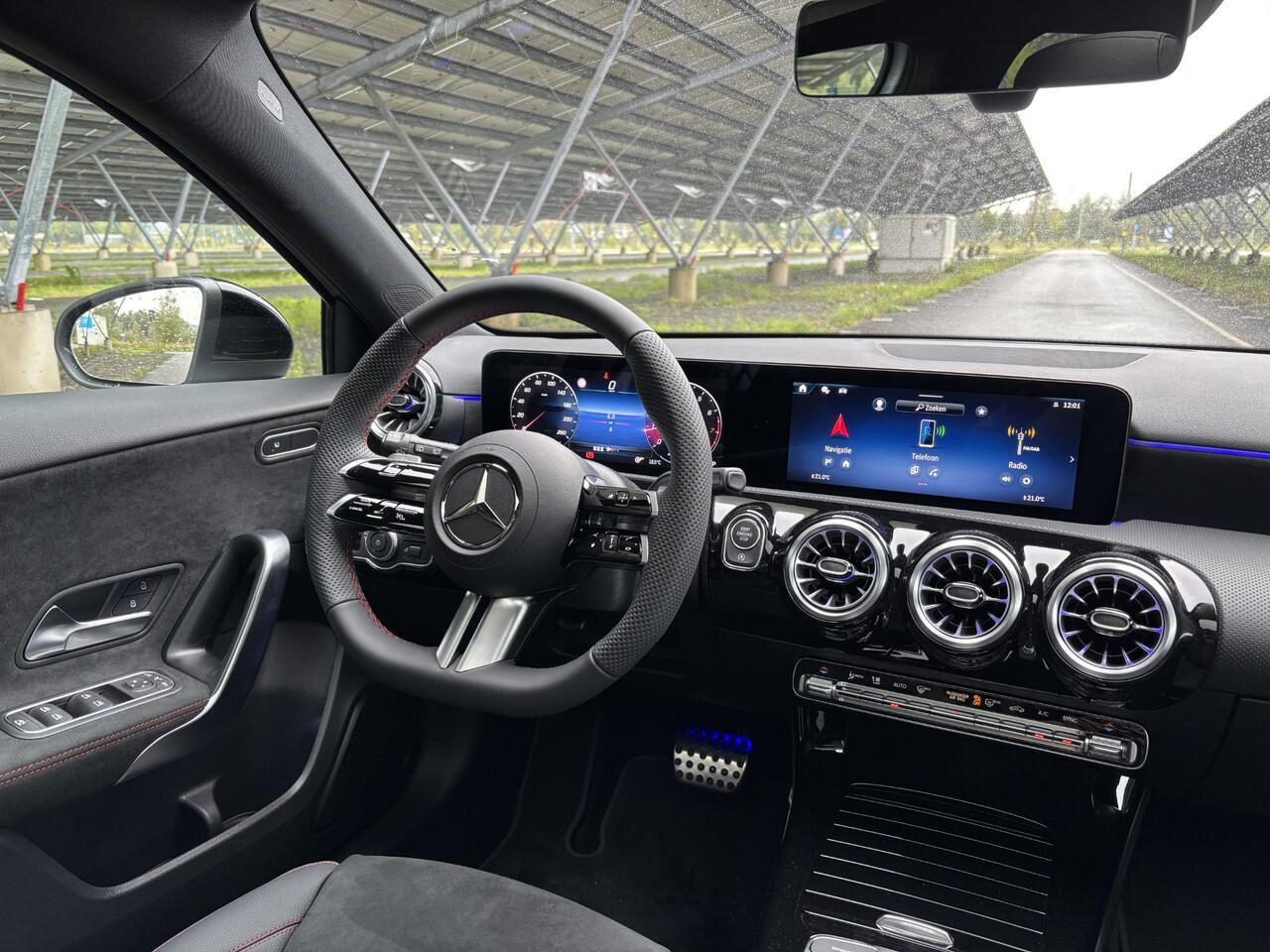 Mercedes-Benz A-KLASSE 180 Business Solution AMG | Night | Panoramaschuifdak | Achteruitrijcamera | Sfeerverlichting | MULTIBEAM LED | 19 inch AMG-velgen |