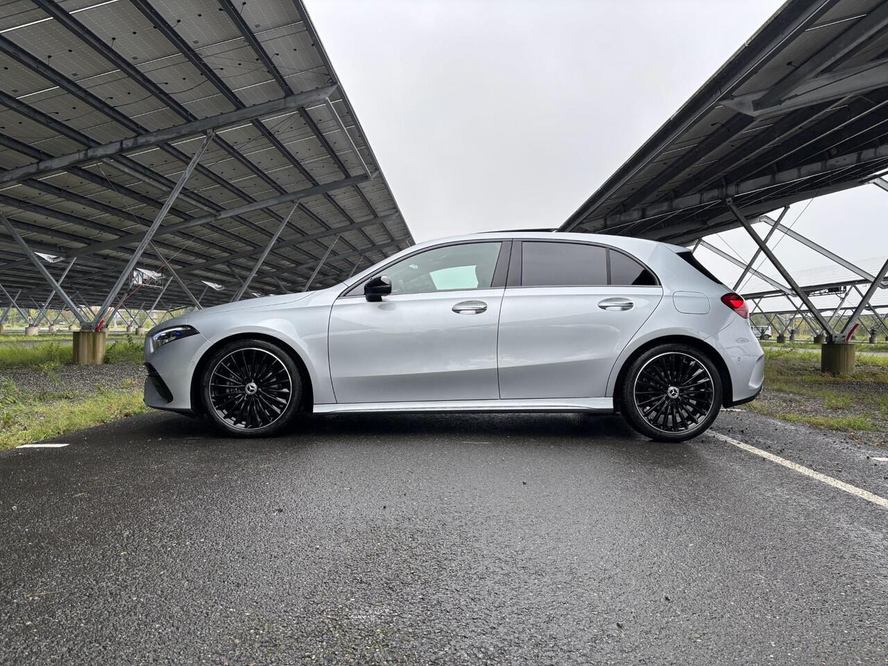 Mercedes-Benz A-KLASSE 180 Business Solution AMG | Night | Panoramaschuifdak | Achteruitrijcamera | Sfeerverlichting | MULTIBEAM LED | 19 inch AMG-velgen |