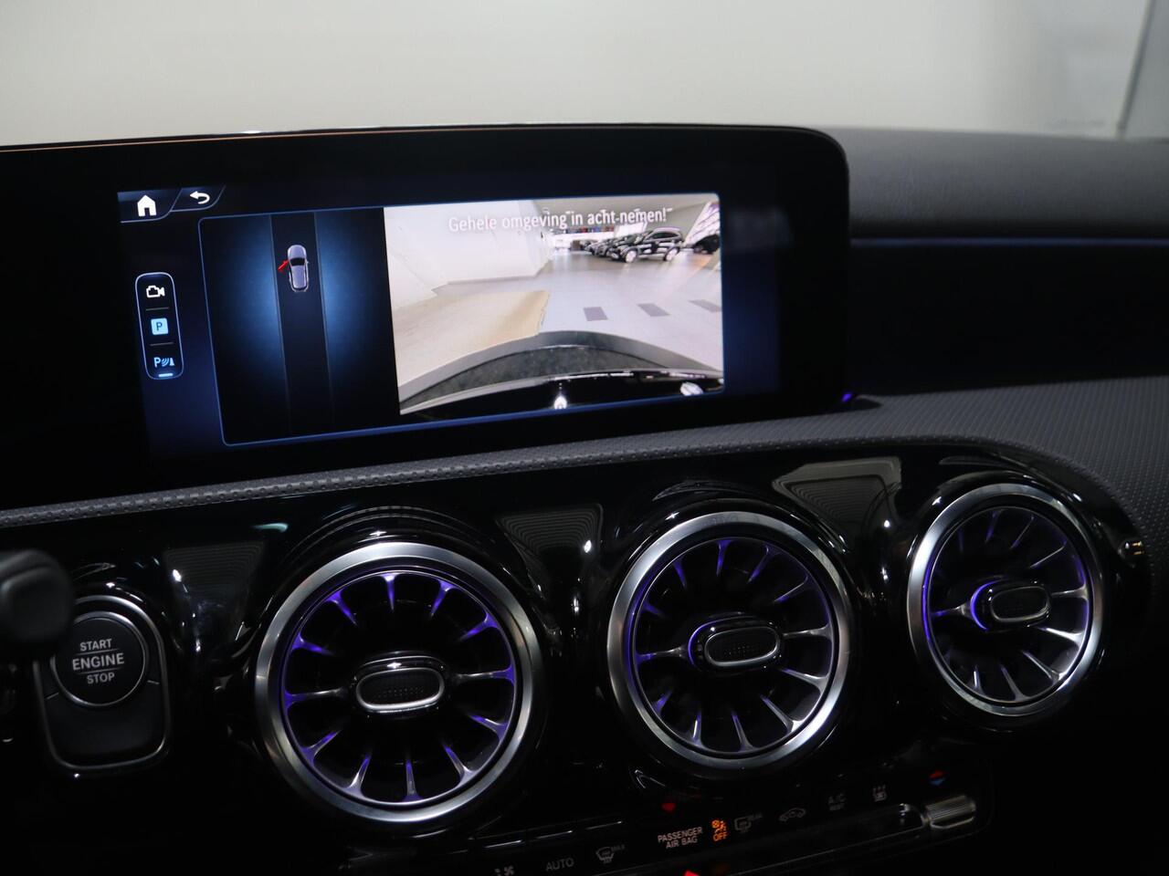 Mercedes-Benz A-KLASSE 250e Business Solution AMG | Panoramaschuifdak | Night | Achteruitrijcamera| Stoelverwarming voor | LED koplampen |