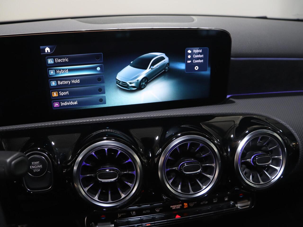 Mercedes-Benz A-KLASSE 250e Business Solution AMG | Panoramaschuifdak | Night | Achteruitrijcamera| Stoelverwarming voor | LED koplampen |