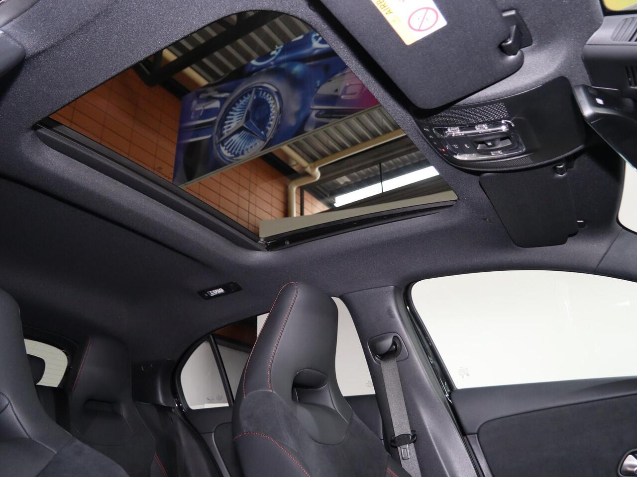 Mercedes-Benz A-KLASSE 250e Business Solution AMG | Panoramaschuifdak | Night | Achteruitrijcamera| Stoelverwarming voor | LED koplampen |
