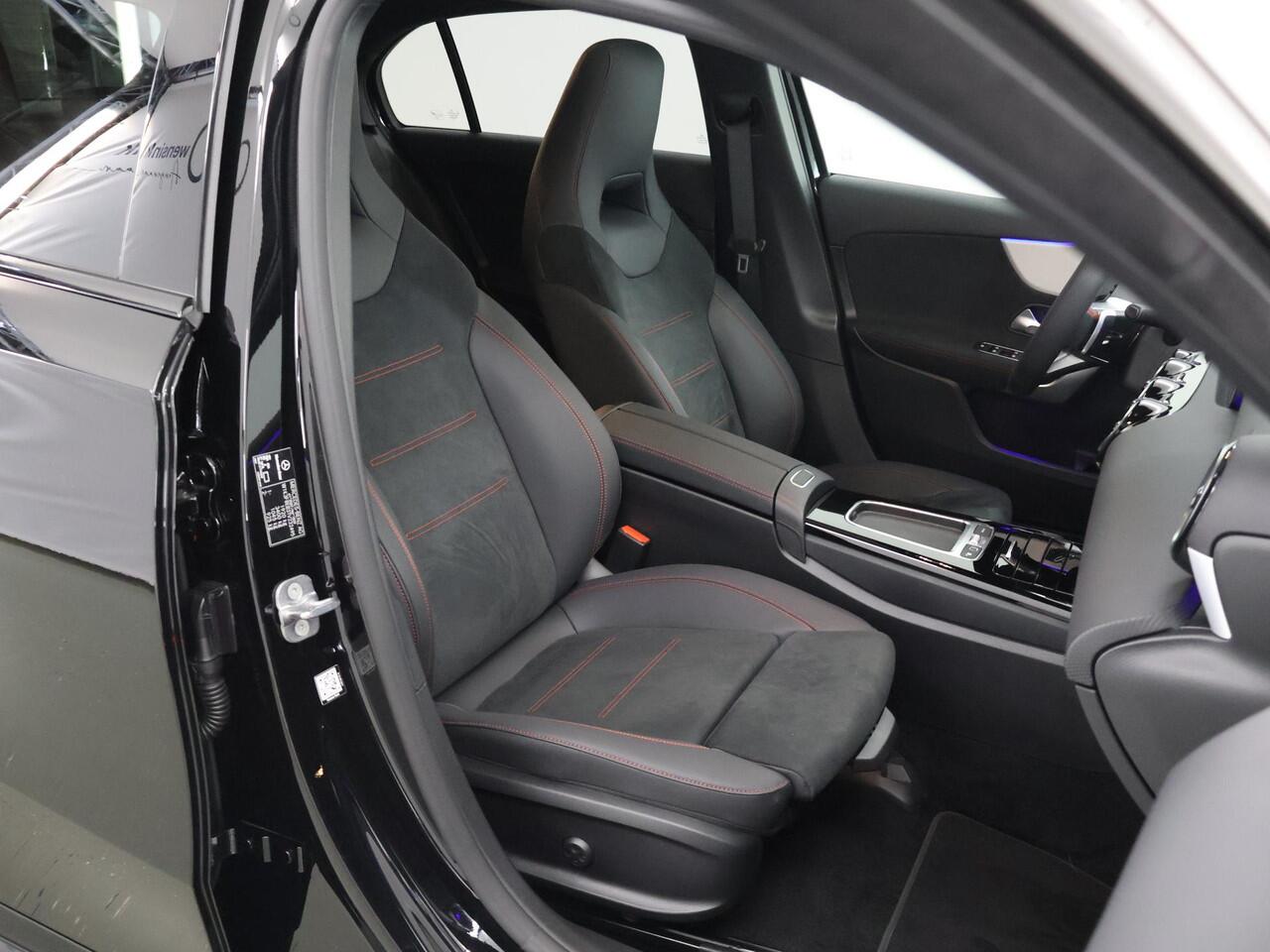 Mercedes-Benz A-KLASSE 180 Business Solution AMG | Panoramaschuifdak | Premium Plus | Nightpakket | 19"Multispaak AMG velgen | Stoelverwarming | 360° camera | Head-up display |