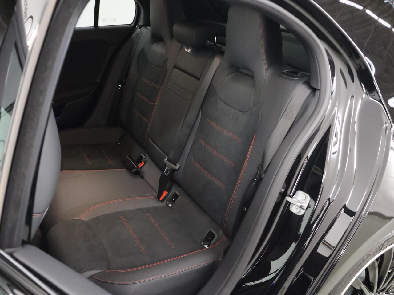 Mercedes-Benz A-KLASSE 180 Business Solution AMG | Panoramaschuifdak | Premium Plus | Nightpakket | 19"Multispaak AMG velgen | Stoelverwarming | 360° camera | Head-up display |