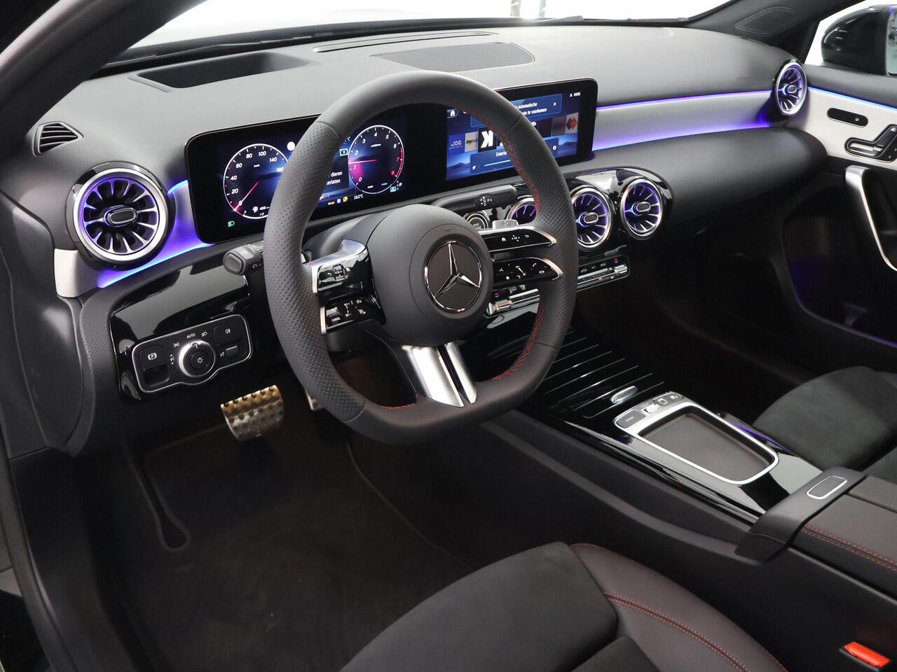 Mercedes-Benz A-KLASSE 180 Business Solution AMG | Panoramaschuifdak | Premium Plus | Nightpakket | 19"Multispaak AMG velgen | Stoelverwarming | 360° camera | Head-up display |