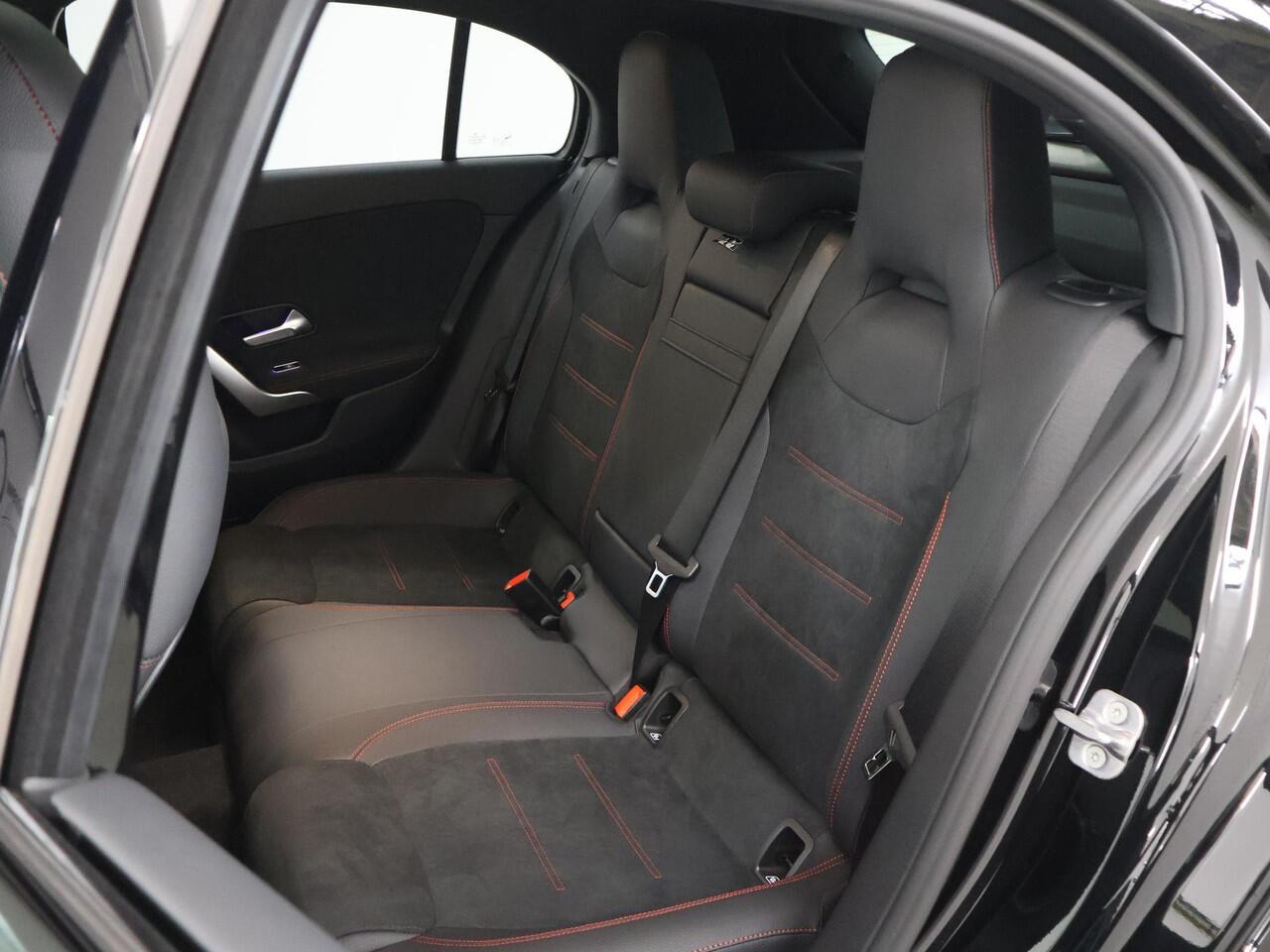 Mercedes-Benz A-KLASSE 180 Business Solution AMG | Panoramaschuifdak | Premium Plus | Head-Up | MULTIBEAM LED | Dodehoekassistent | 19 inch AMG-velgen |