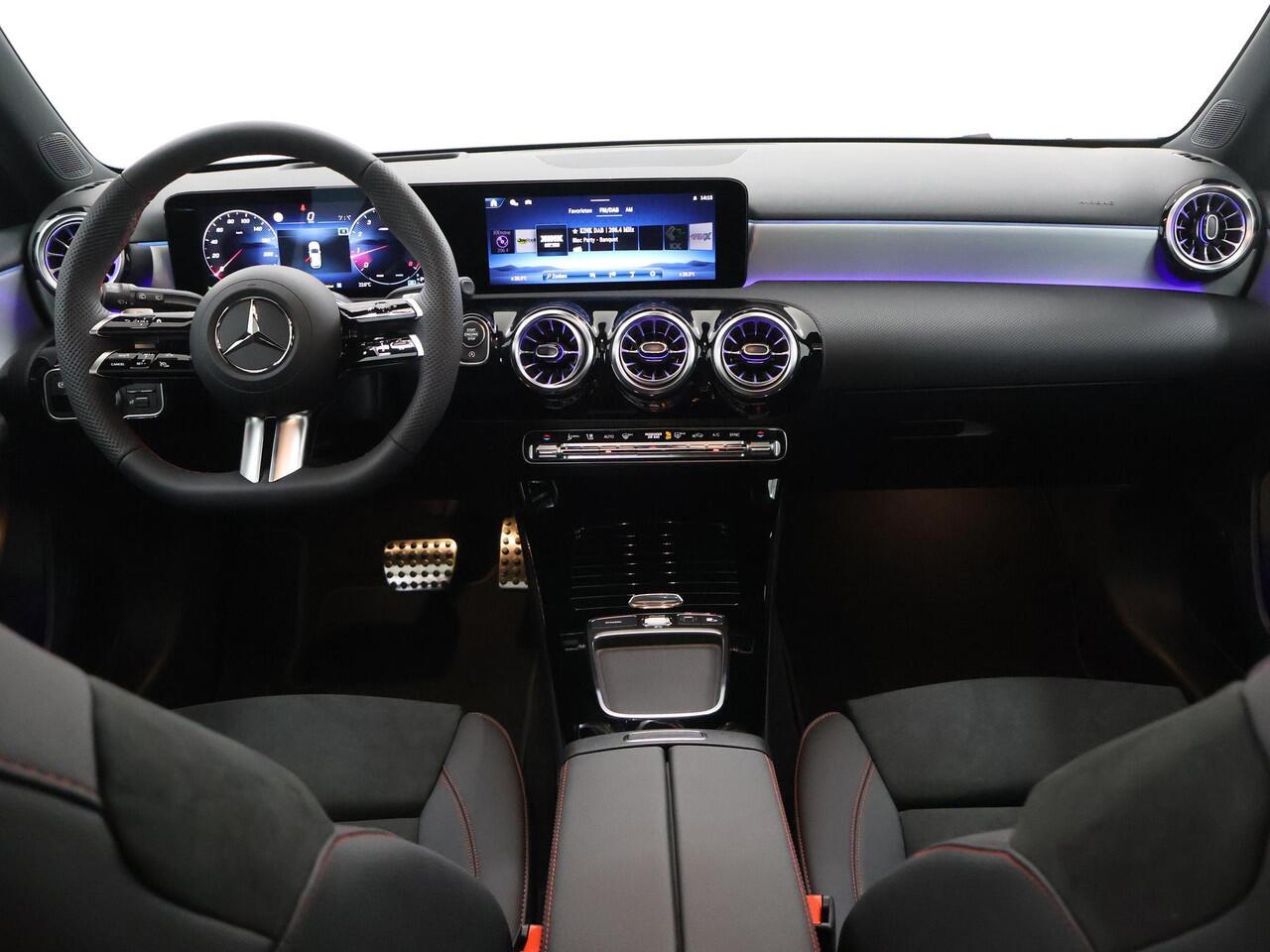 Mercedes-Benz A-KLASSE 180 Business Solution AMG | Panoramaschuifdak | Premium Plus | Head-Up | MULTIBEAM LED | Dodehoekassistent | 19 inch AMG-velgen |
