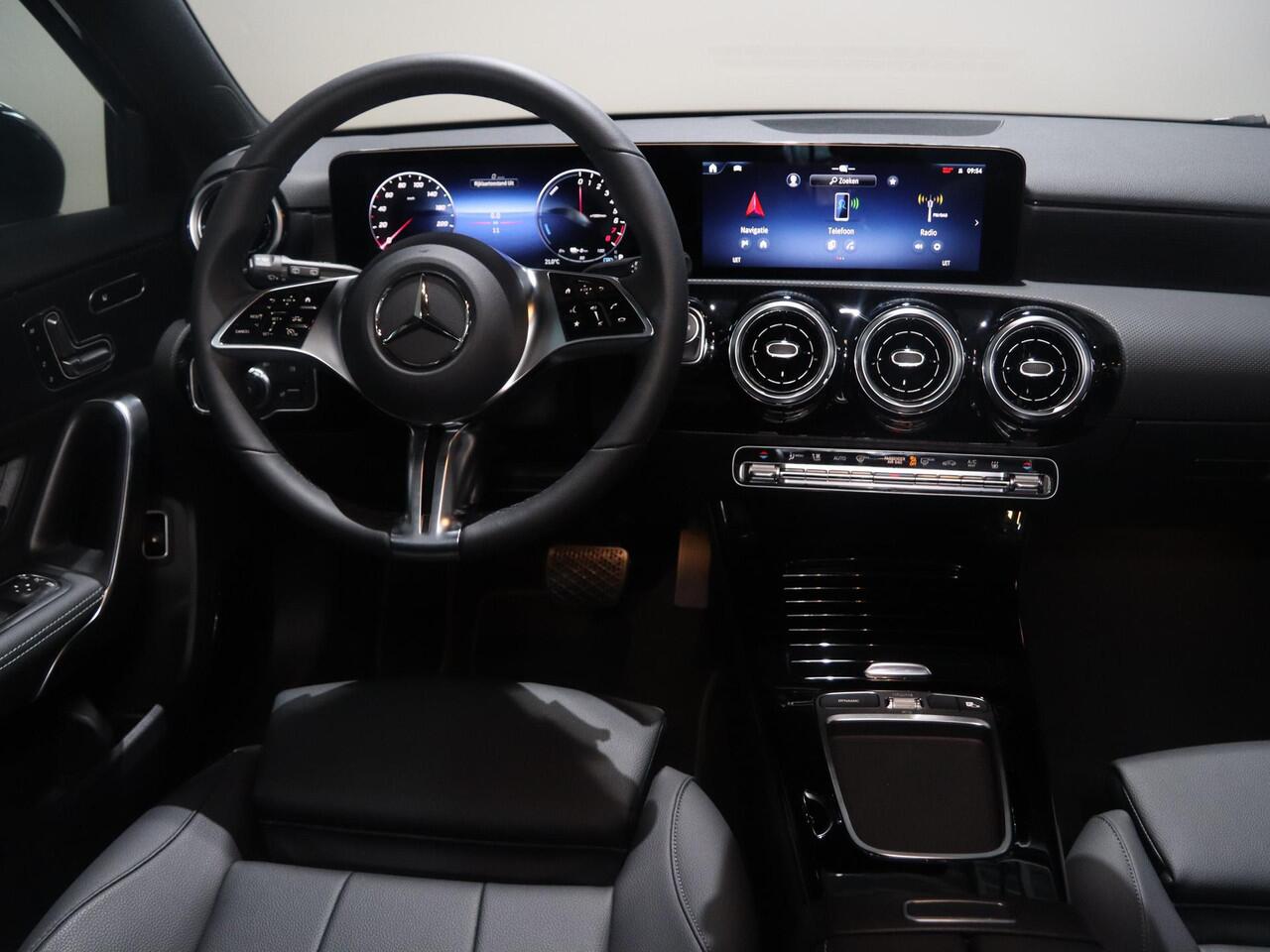 Mercedes-Benz A-KLASSE 250e Business Solution Luxury | Panoramaschuifdak | Advanced sound | Nightpakket | Dodehoekassistent | Achteruitrijcamera |