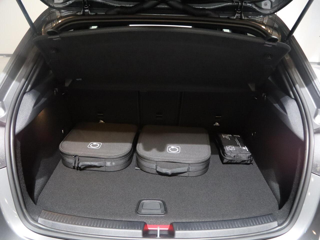 Mercedes-Benz A-KLASSE 250e Business Solution Luxury | Panoramaschuifdak | Advanced sound | Nightpakket | Dodehoekassistent | Achteruitrijcamera |