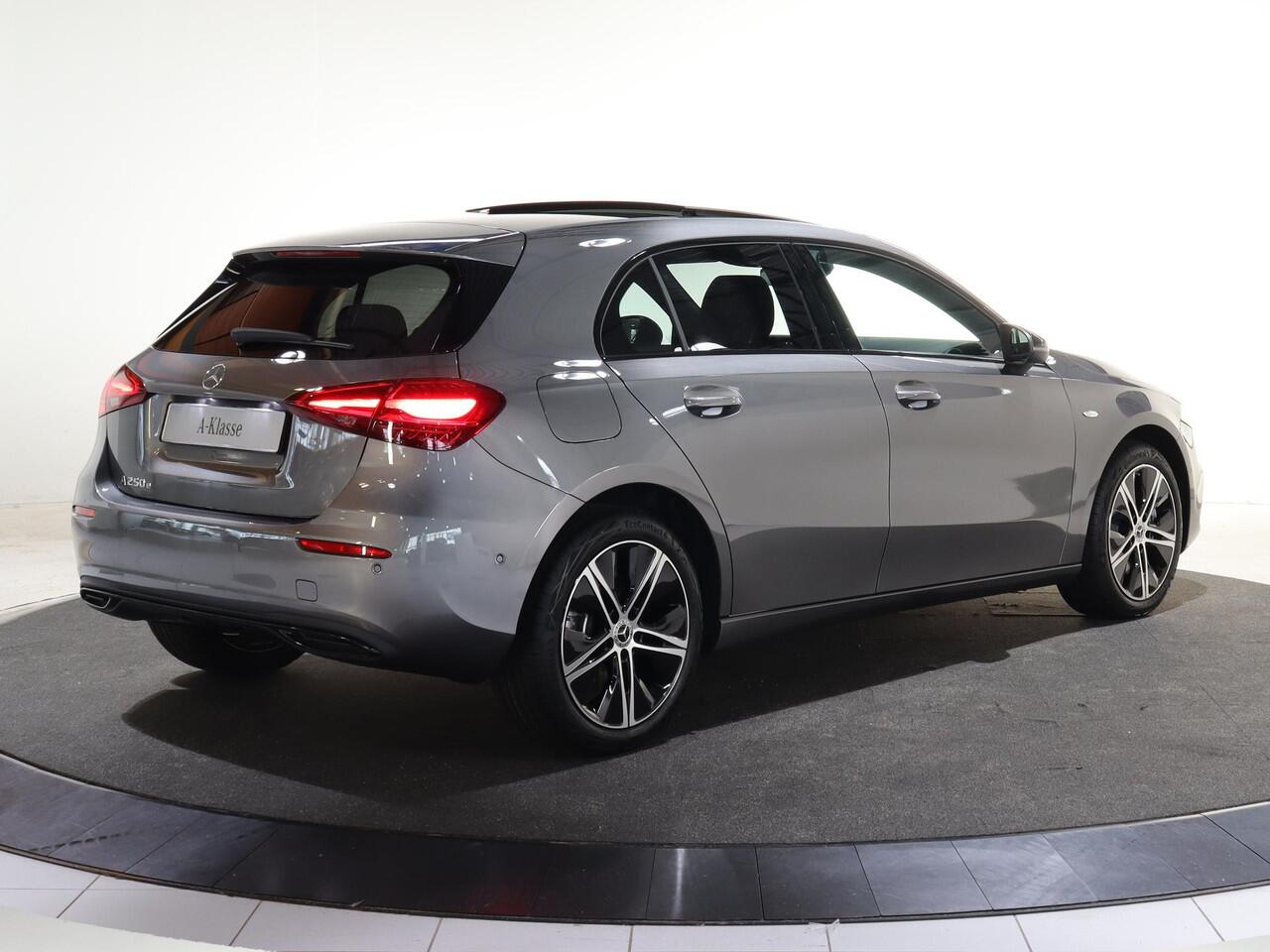 Mercedes-Benz A-KLASSE 250e Business Solution Luxury | Panoramaschuifdak | Advanced sound | Nightpakket | Dodehoekassistent | Achteruitrijcamera |