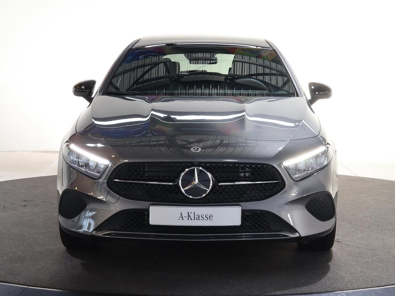 Mercedes-Benz A-KLASSE 250e Business Solution Luxury | Panoramaschuifdak | Advanced sound | Nightpakket | Dodehoekassistent | Achteruitrijcamera |