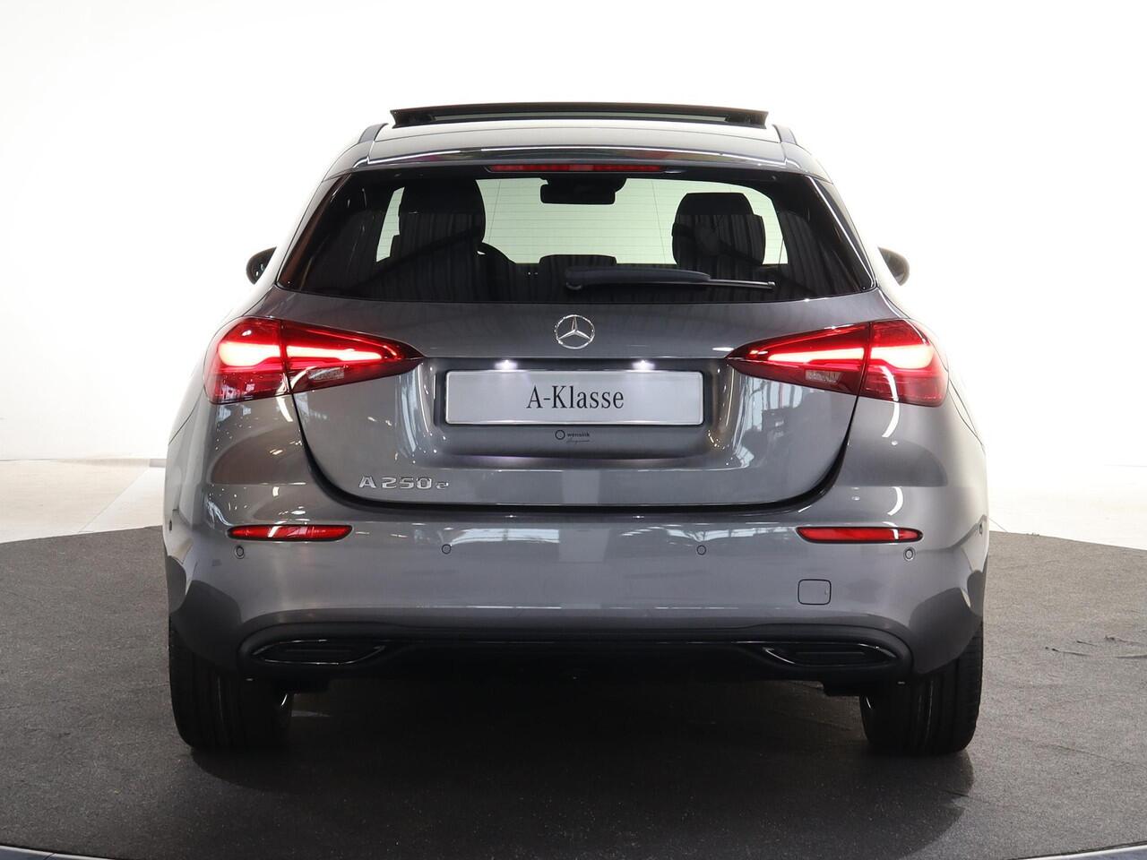 Mercedes-Benz A-KLASSE 250e Business Solution Luxury | Panoramaschuifdak | Advanced sound | Nightpakket | Dodehoekassistent | Achteruitrijcamera |