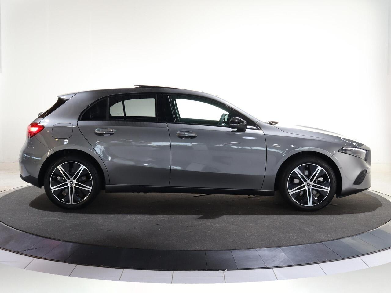 Mercedes-Benz A-KLASSE 250e Business Solution Luxury | Panoramaschuifdak | Advanced sound | Nightpakket | Dodehoekassistent | Achteruitrijcamera |