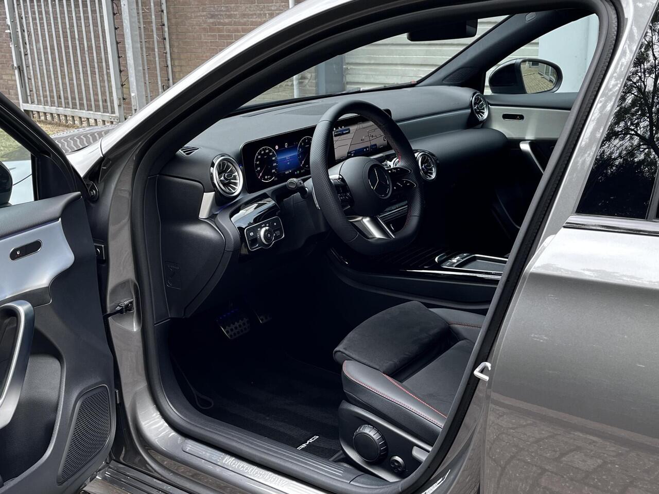 Mercedes-Benz A-KLASSE 180 Star Edition AMG | Night Pakket | Dodehoekassistent | Sierdelen Aluminium | Sfeerverlichting | Stoelverwarming | Parkeersensoren | Achteruitrijcamera | Elektrisch Inklapbare Buitenspiegels