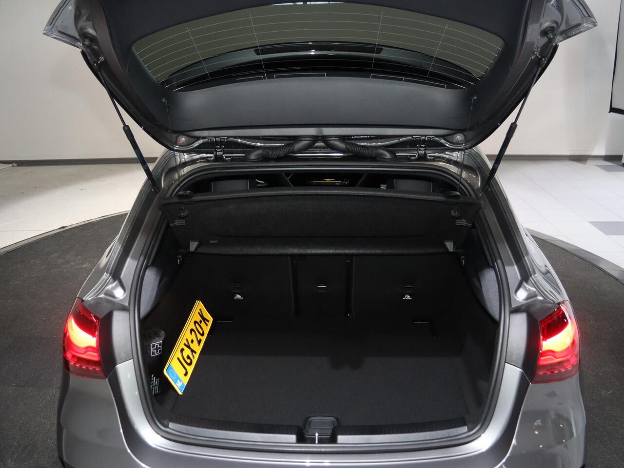 Mercedes-Benz A-KLASSE 180 Business Solution AMG | Panoramaschuifdak | AMG Line Plus | Night | Head-up display | Dodehoekassisten