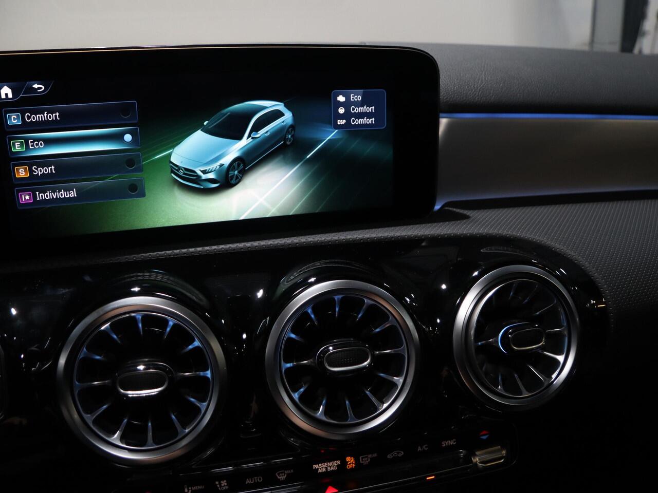 Mercedes-Benz A-KLASSE 180 Business Solution AMG | Panoramaschuifdak | AMG Line Plus | Night | Head-up display | Dodehoekassisten