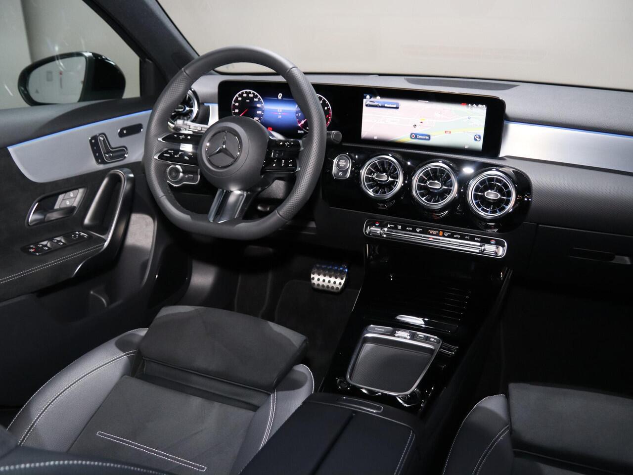 Mercedes-Benz A-KLASSE 180 Business Solution AMG | Panoramaschuifdak | AMG Line Plus | Night | Head-up display | Dodehoekassisten