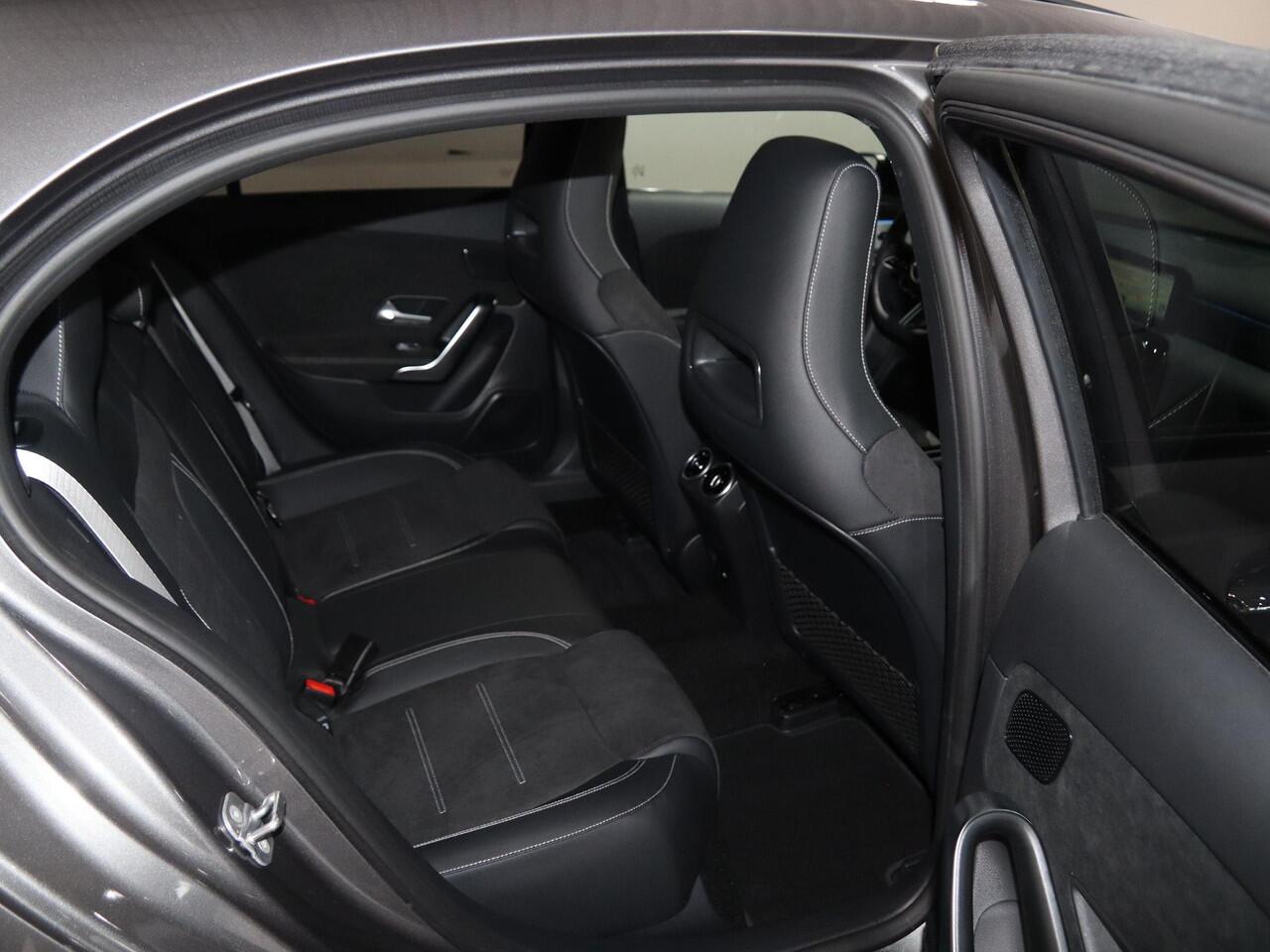 Mercedes-Benz A-KLASSE 180 Business Solution AMG | Panoramaschuifdak | AMG Line Plus | Night | Head-up display | Dodehoekassisten