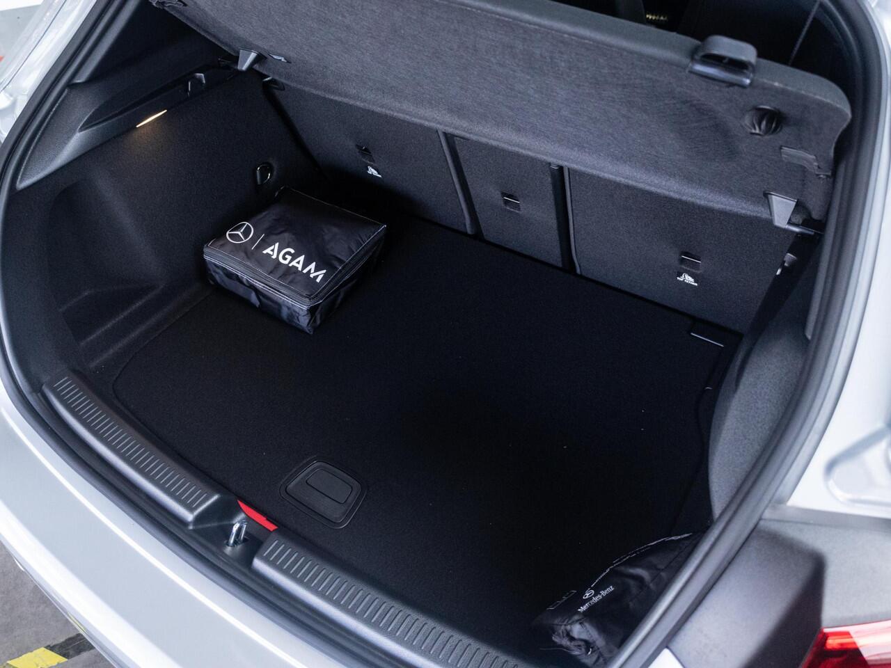 Mercedes-Benz A-KLASSE Hatchback 180 Star Edition AMG Line Premium PLUS | Panorama dak