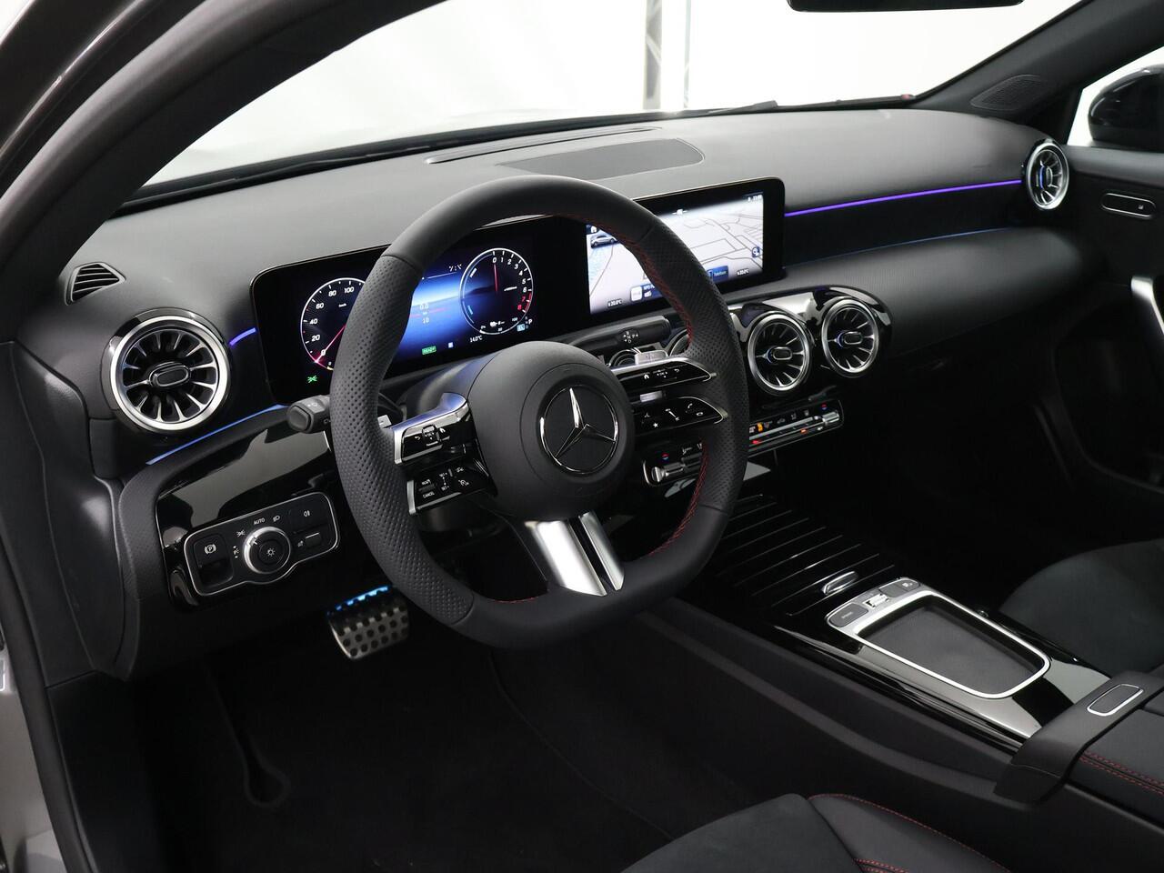 Mercedes-Benz A-KLASSE 250e Business Solution AMG | Panoramaschuifdak | Stoelverwarming | Achteruitrijcamera | MULTIBEAM LED |