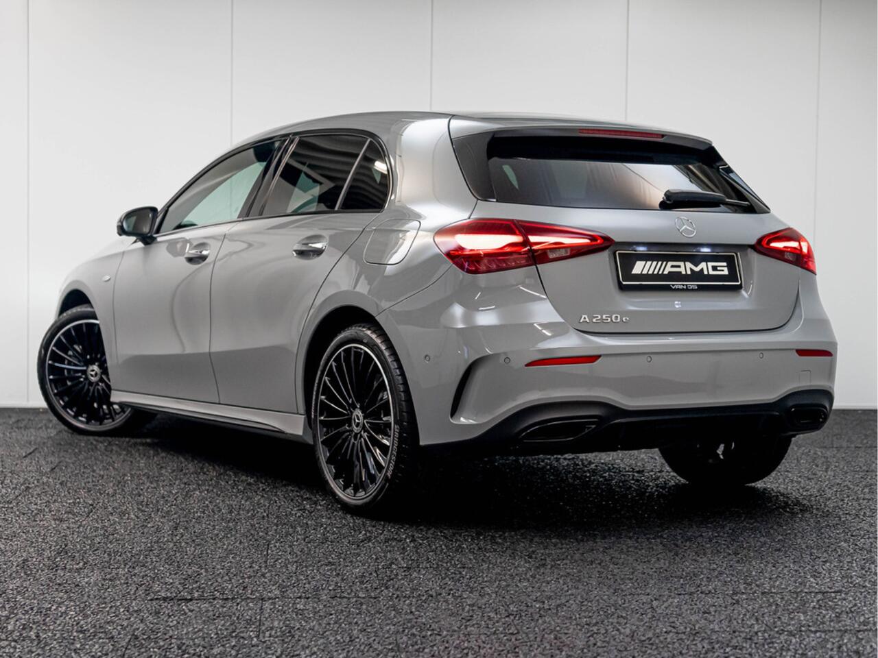 Mercedes-Benz A-KLASSE 250 e AMG Line | Night | Alpine Grijs | Keyless-Go | Trekhaak |