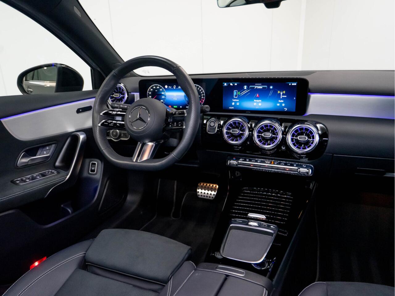 Mercedes-Benz A-KLASSE 250 e AMG Line | Night | Alpine Grijs | Keyless-Go | Trekhaak |