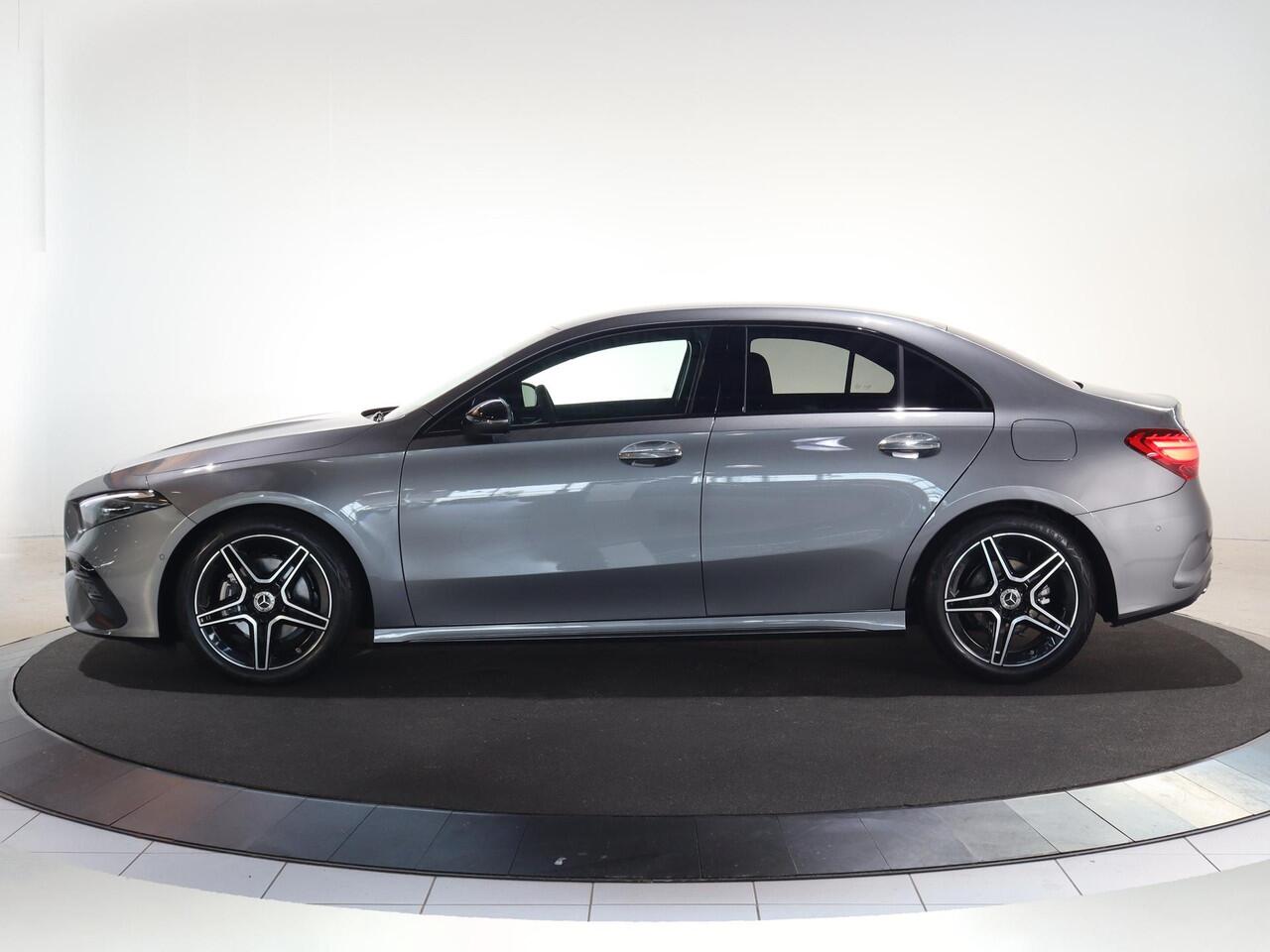 Mercedes-Benz A-KLASSE 180 Star Edition AMG Line | Night | Achteruitrijcamera | Dodehoekassistent |