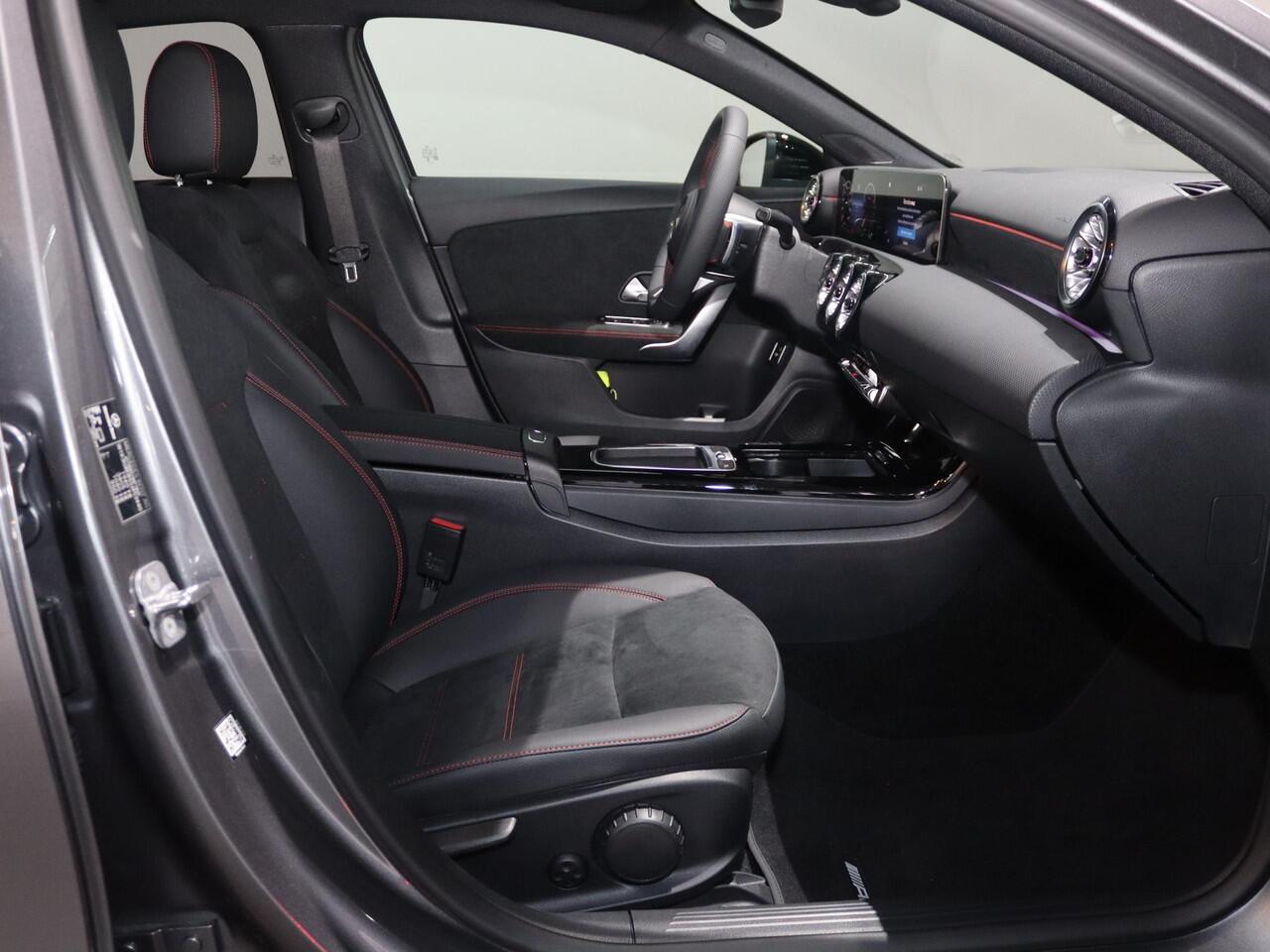 Mercedes-Benz A-KLASSE 180 Star Edition AMG Line | Night | Achteruitrijcamera | Dodehoekassistent |