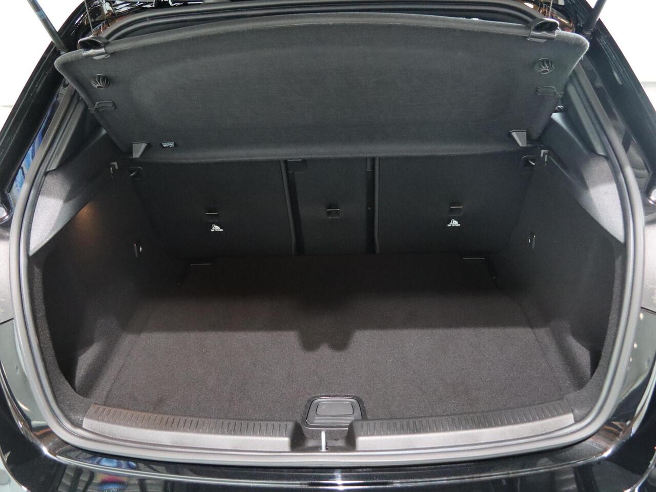 Mercedes-Benz A-KLASSE 180 Star Edition AMG Line | Night | Achteruitrijcamera | Led koplampen | Stoelverwarming | Getint glas |