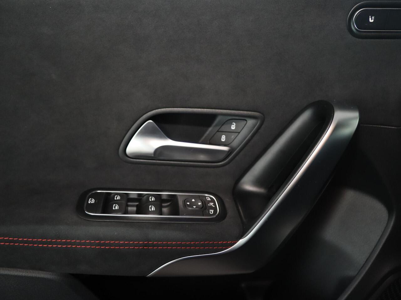 Mercedes-Benz A-KLASSE 180 Star Edition AMG Line | Night | Achteruitrijcamera | Led koplampen | Stoelverwarming | Getint glas |