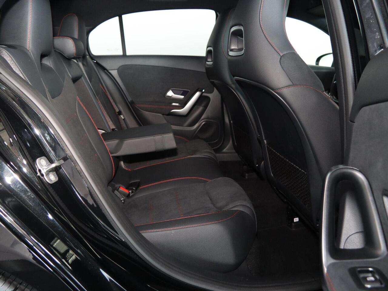 Mercedes-Benz A-KLASSE 180 Star Edition AMG Line | Night | Achteruitrijcamera | Led koplampen | Stoelverwarming | Getint glas |