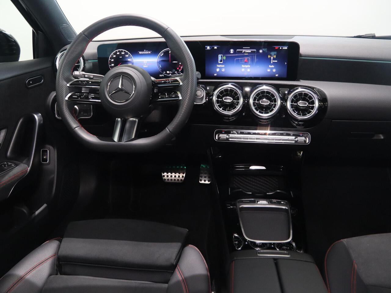 Mercedes-Benz A-KLASSE 250 e Business Solution AMG | Night | Panoramadak | Multibeam | Stoelverwarming |