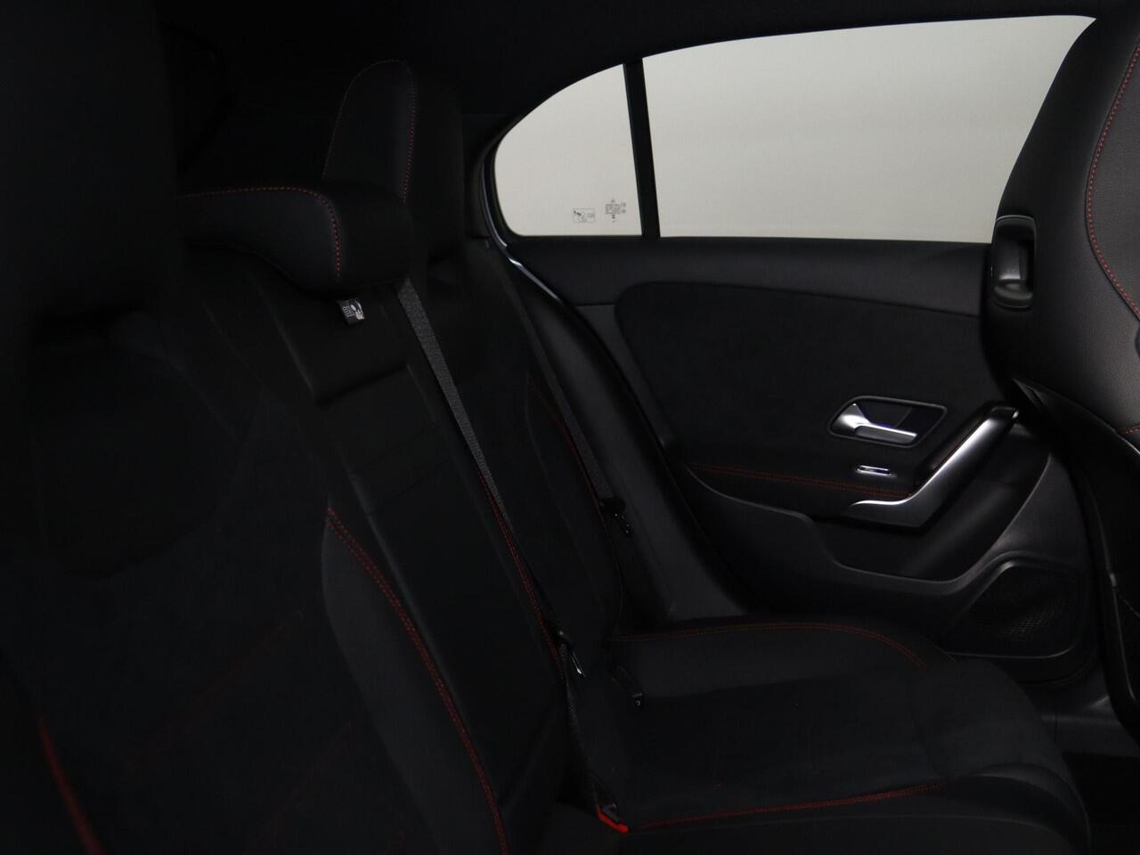 Mercedes-Benz A-KLASSE 250e Business Solution AMG | Panoramaschuifdak | Night pakket | Achteruitrijcamera | Stoelverwarming | MULTIBEAM LED |