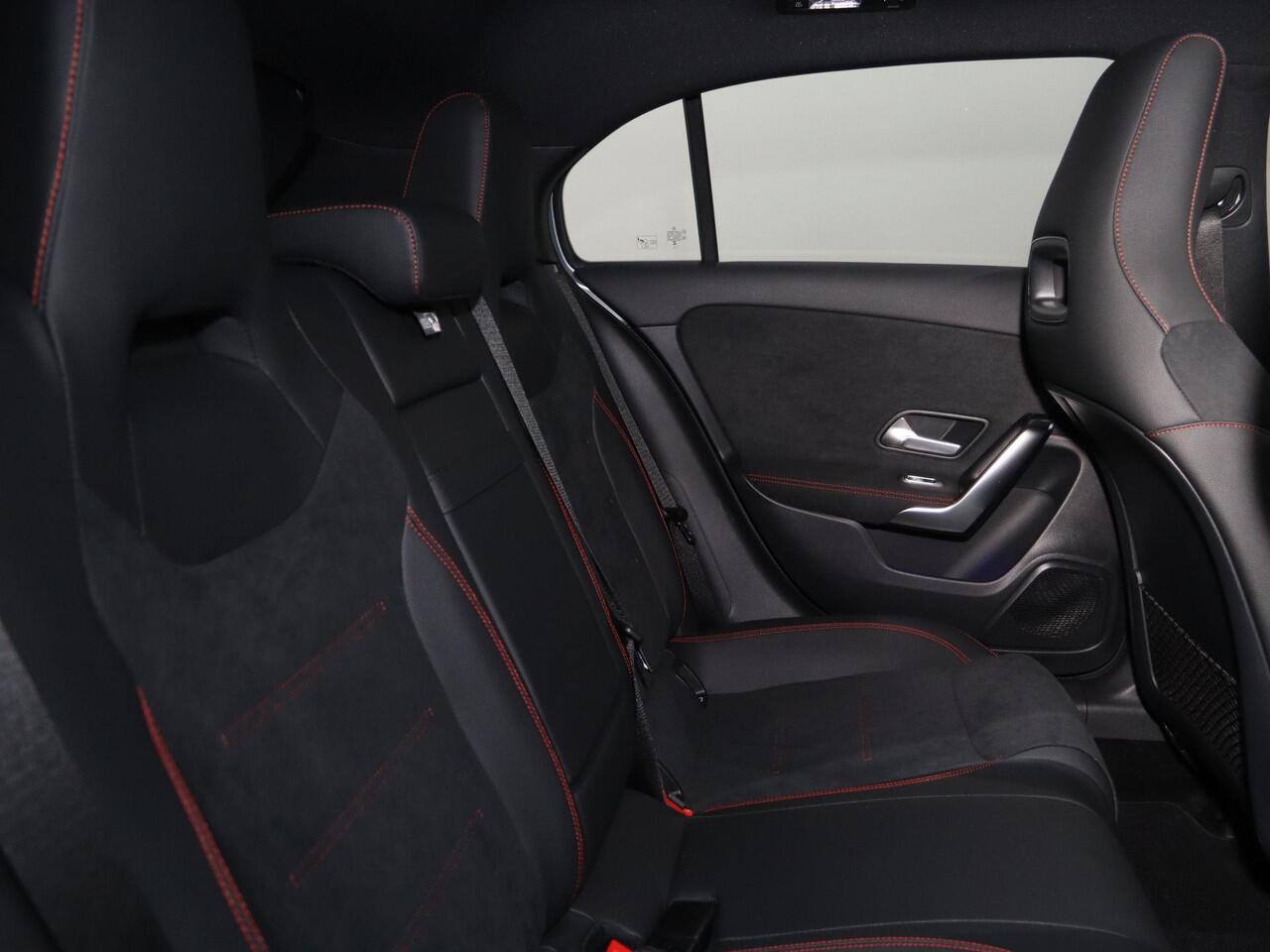 Mercedes-Benz A-KLASSE 250e Business Solution AMG | Panoramaschuifdak | Night pakket | Achteruitrijcamera | Stoelverwarming | MULTIBEAM LED |