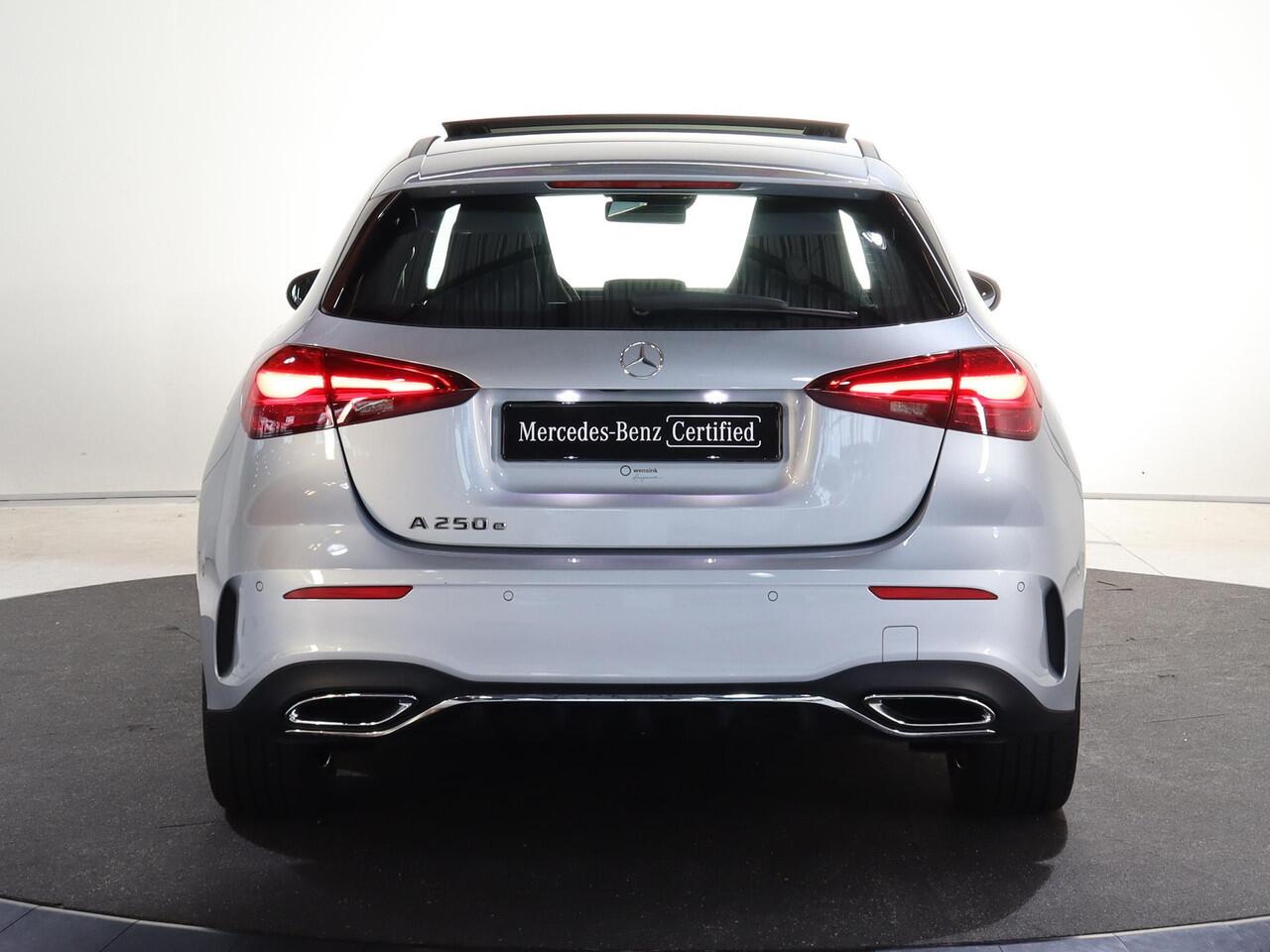 Mercedes-Benz A-KLASSE 250e Business Solution AMG | Panoramaschuifdak | Night pakket | Achteruitrijcamera | Stoelverwarming | MULTIBEAM LED |