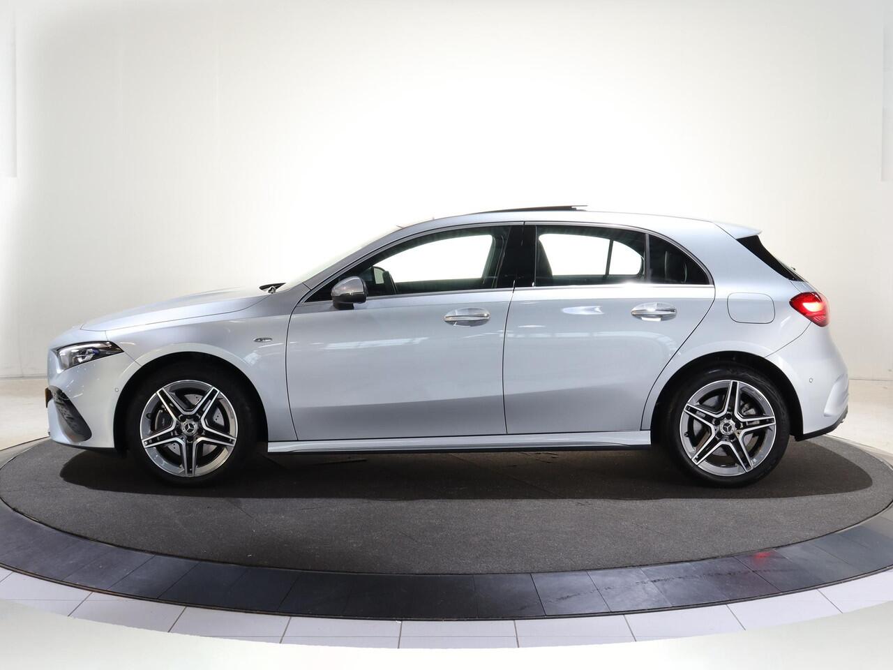 Mercedes-Benz A-KLASSE 250e Business Solution AMG | Panoramaschuifdak | Night pakket | Achteruitrijcamera | Stoelverwarming | MULTIBEAM LED |