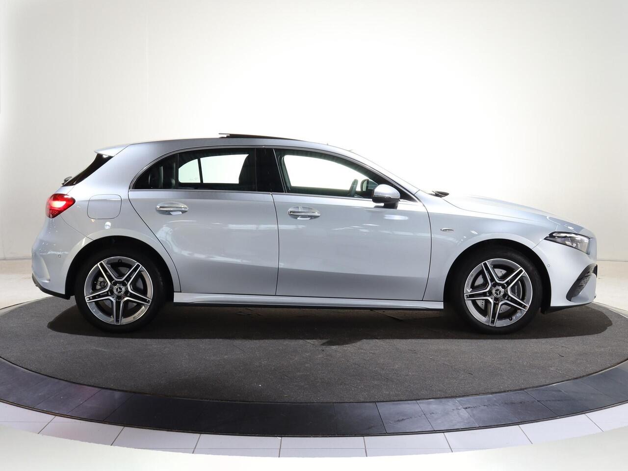 Mercedes-Benz A-KLASSE 250e Business Solution AMG | Panoramaschuifdak | Night pakket | Achteruitrijcamera | Stoelverwarming | MULTIBEAM LED |