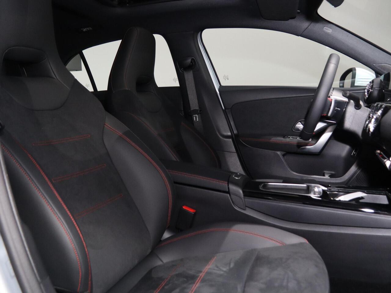 Mercedes-Benz A-KLASSE 250e Business Solution AMG | Panoramaschuifdak | Night pakket | Achteruitrijcamera | Stoelverwarming | MULTIBEAM LED |
