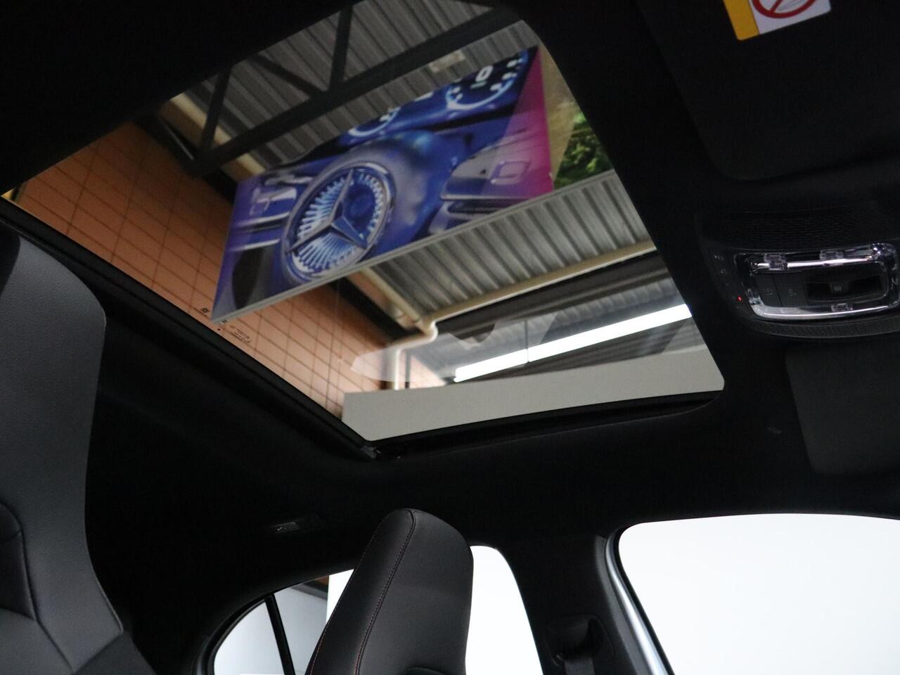 Mercedes-Benz A-KLASSE 250e Business Solution AMG | Panoramaschuifdak | Night pakket | Achteruitrijcamera | Stoelverwarming | MULTIBEAM LED |